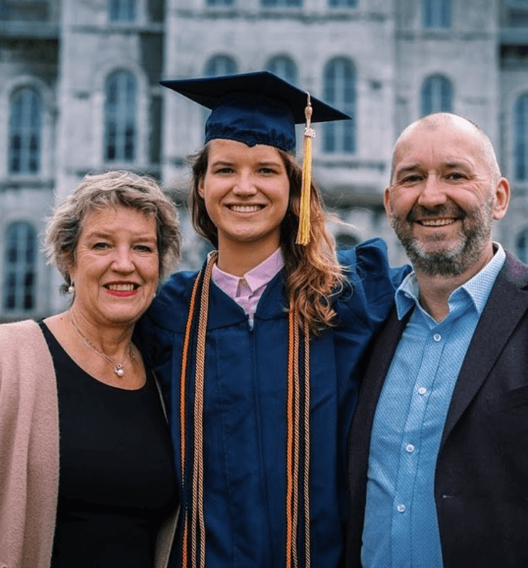 Made Scholarships atlete Lies Lagerweij viert haar afstuderen aan Syracuse University, het bewijs van succesvol sporten en studeren in Amerika.